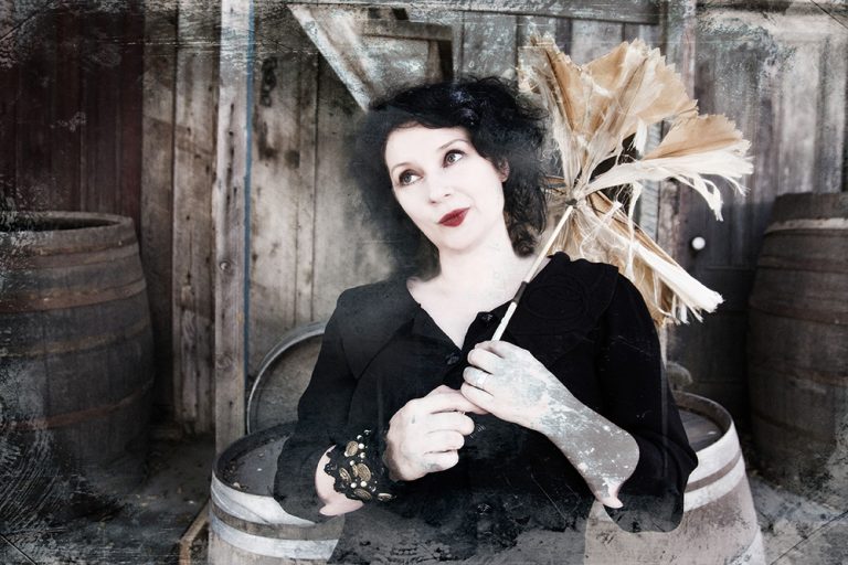 Sabine Heusler Schick ArtemesiaBlack